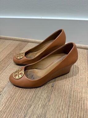Tory Burch Cognac Leather Wedge Pumps with Gold Logo Medallion